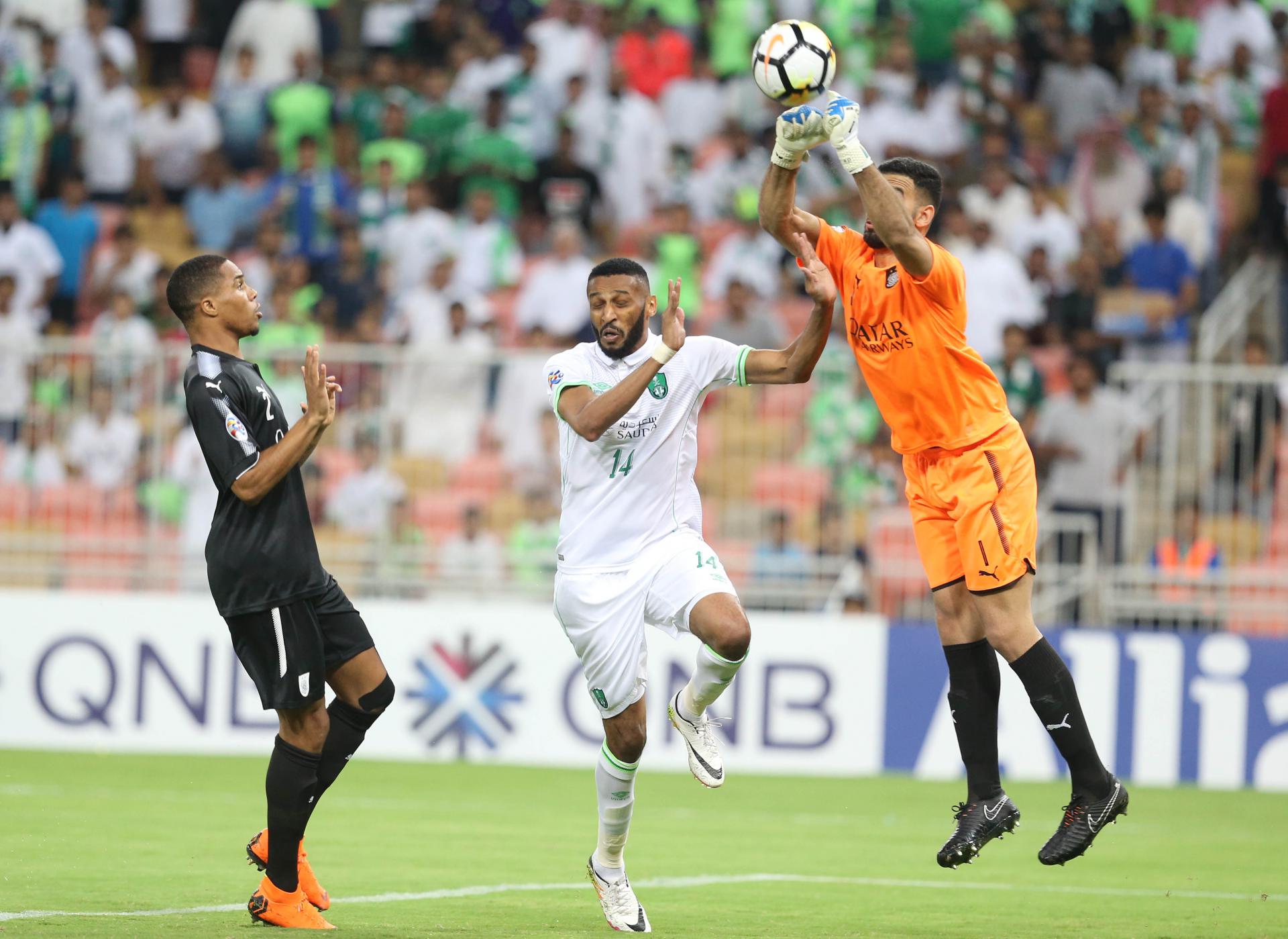 مهند أبو ردينة (وسط) يتنافس على الكرة ضد بيدرو ميغيل كوريا (يسار) وسعد الشيب خلال مباراة الأهلي والسد