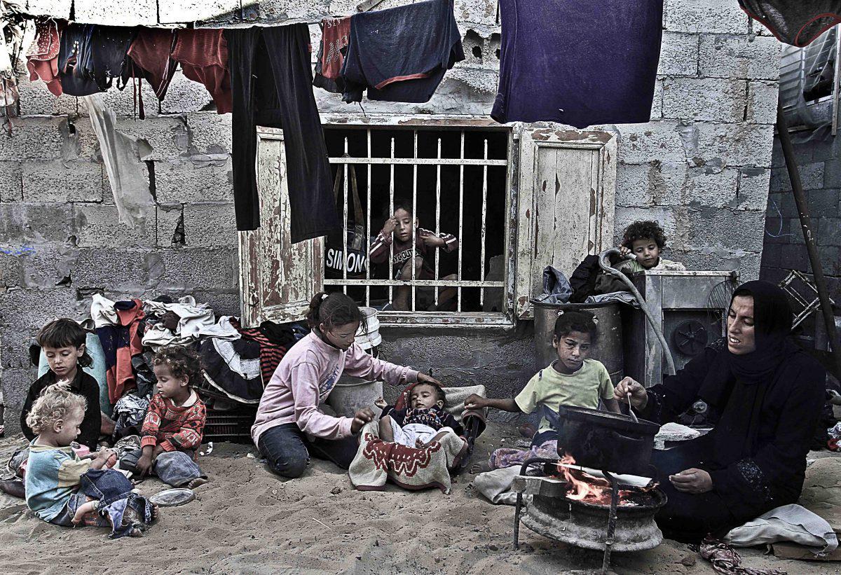 عائلة فلسطينية في غزة تفترش الأرض