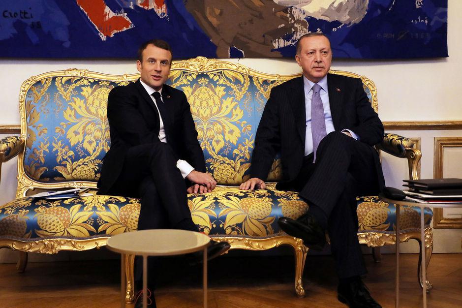 الرئيس الفرنسي امانويل ماكرون ونظيره التركي رجب طيب اردوغان