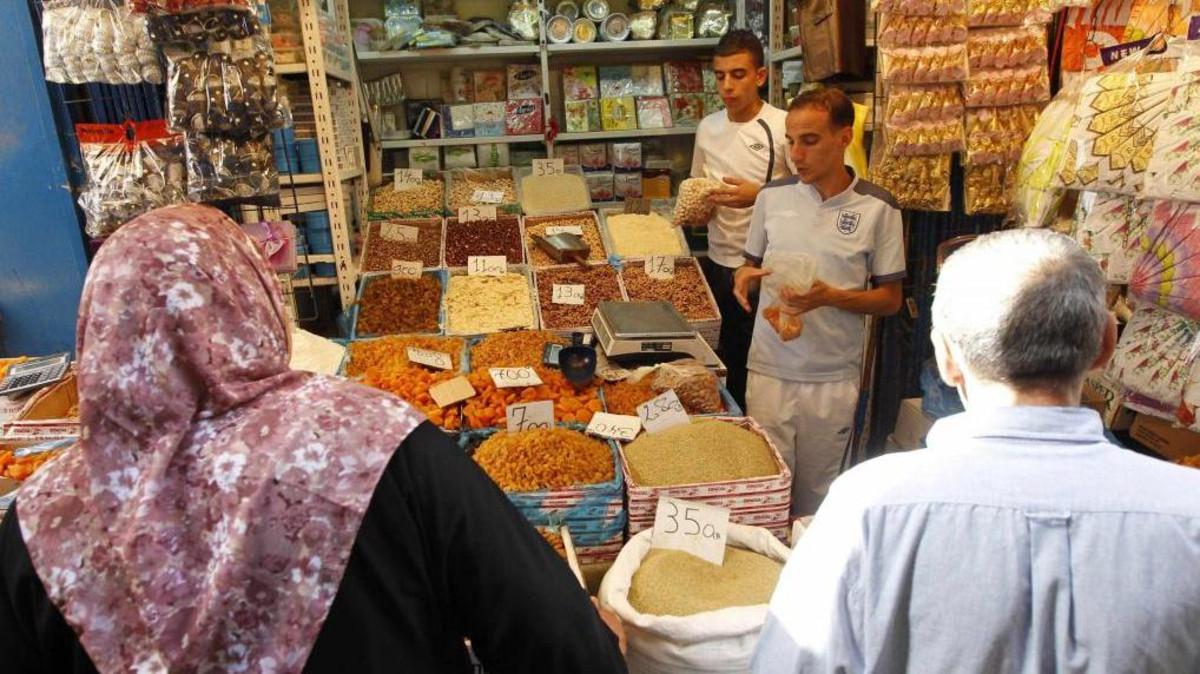 جزائريون يرتادون محل عطارة