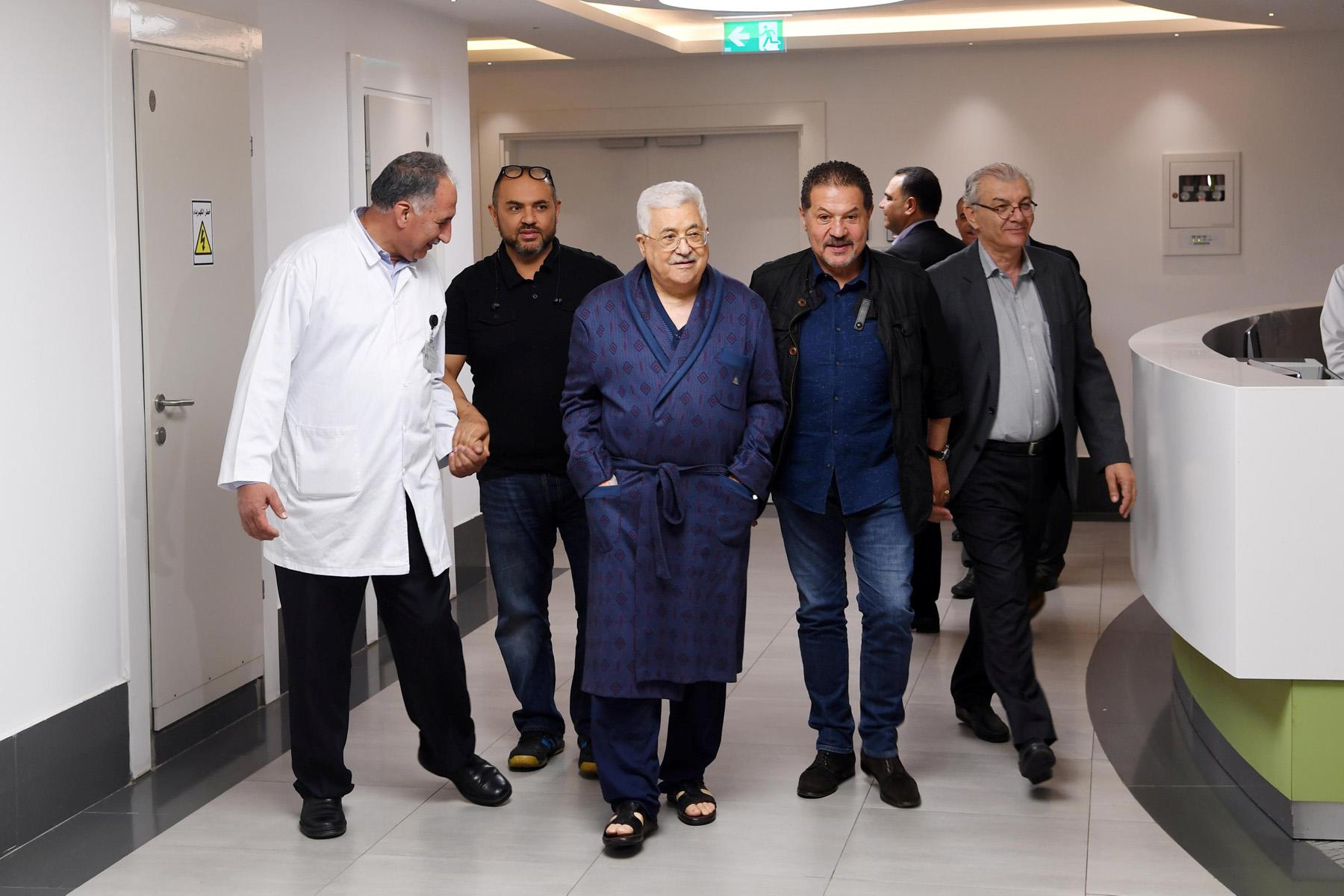 الرئيس الفلسطيني محمود عباس في المستشفى للعلاج من التهاب رئوي