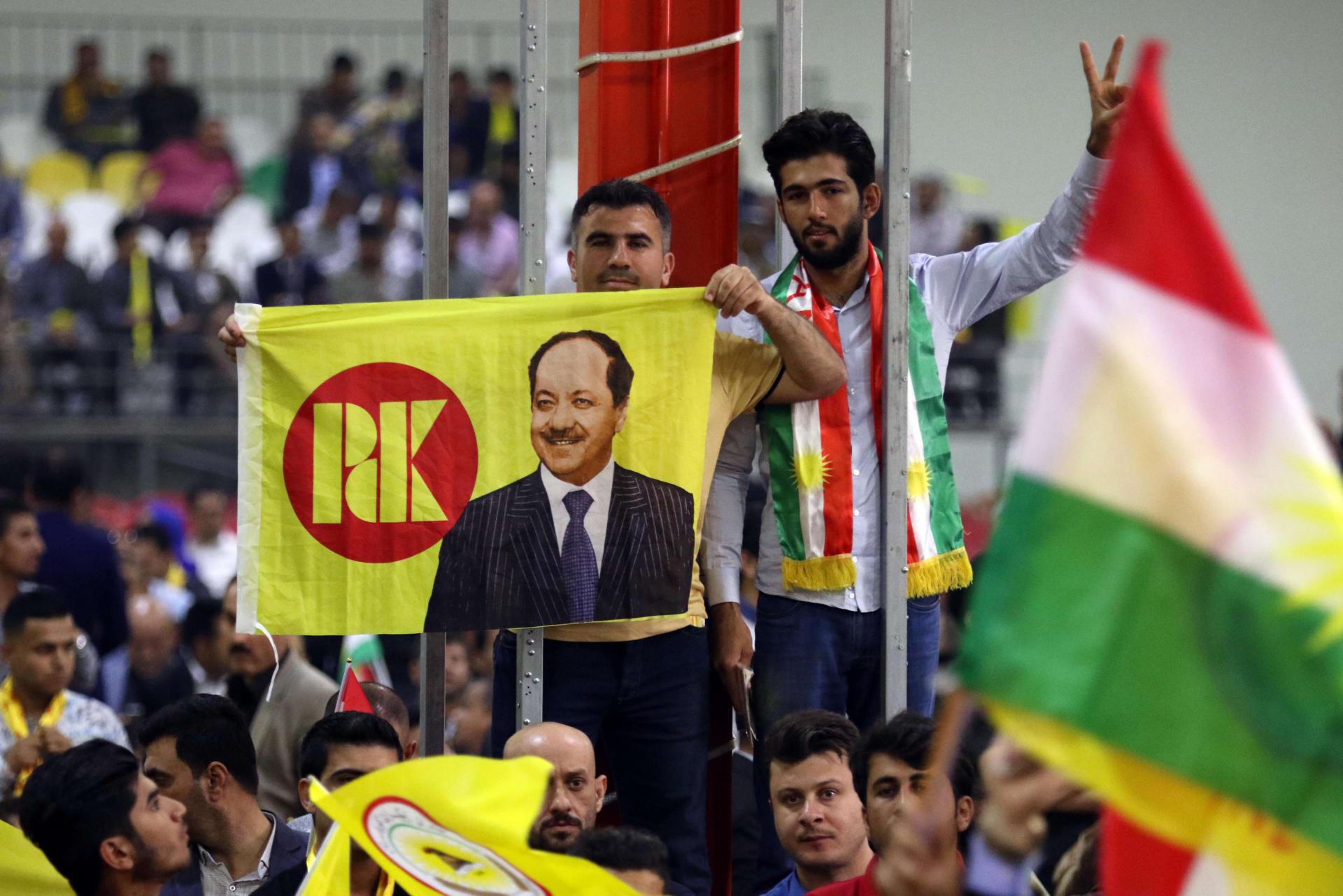 ناشطون أكراد يرفعون صورة الزعيم الكردي مسعود بارزاني