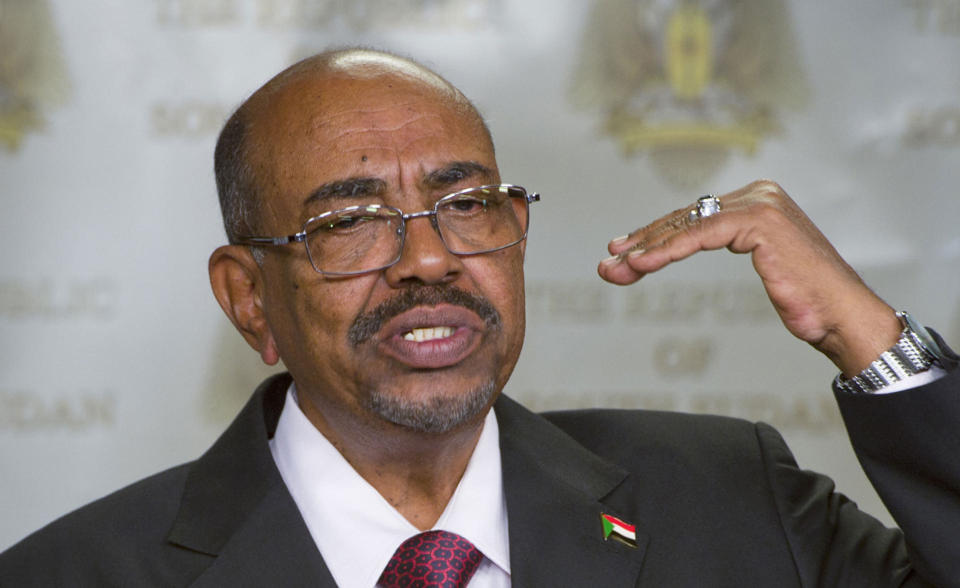 الرئيس السوداني عمر البشير يجري تعديلا واسعا في الحكومة