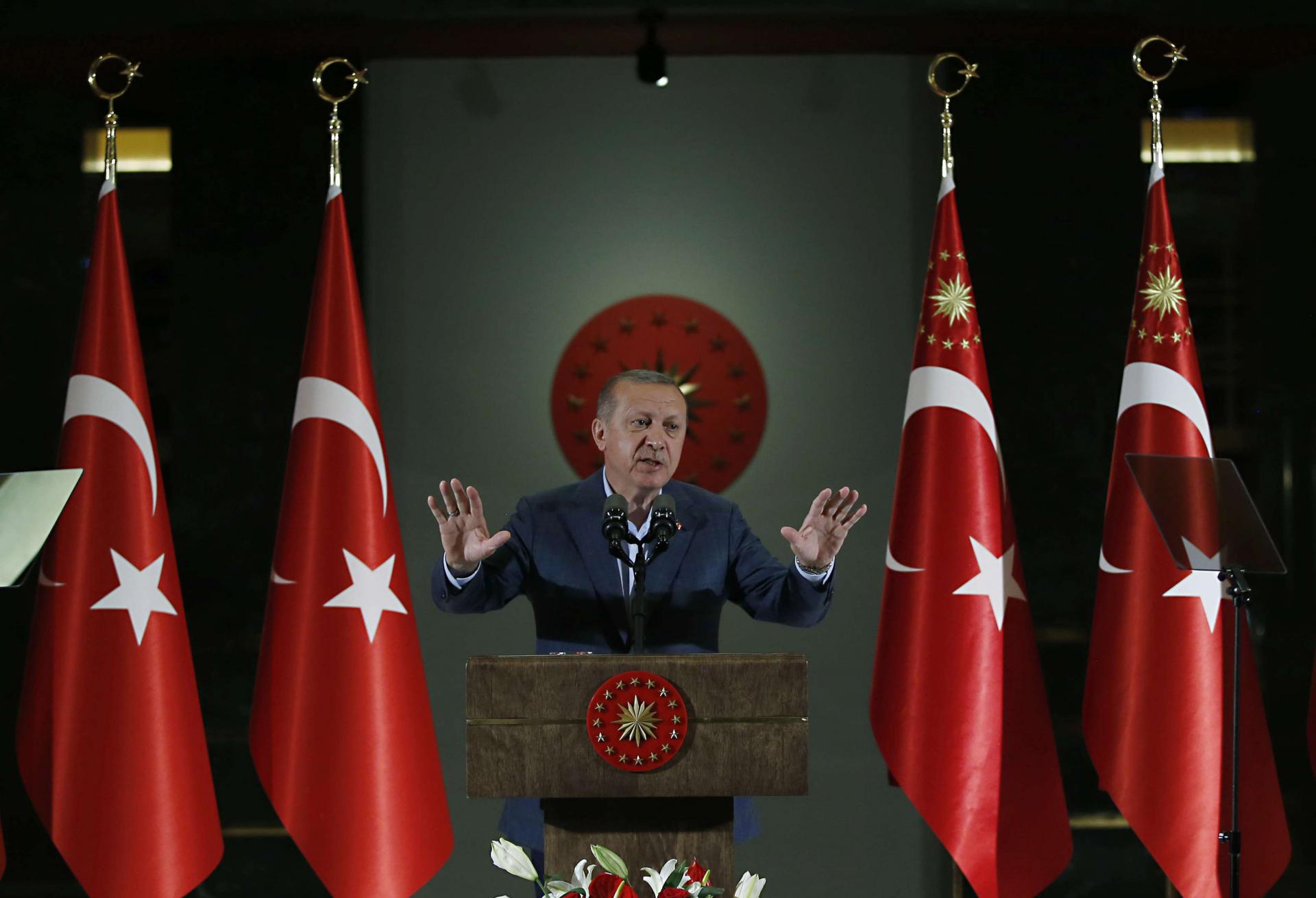 الرئيس التركي اردوغان يتحدث إلى الاعلام من قصره في أنقرة