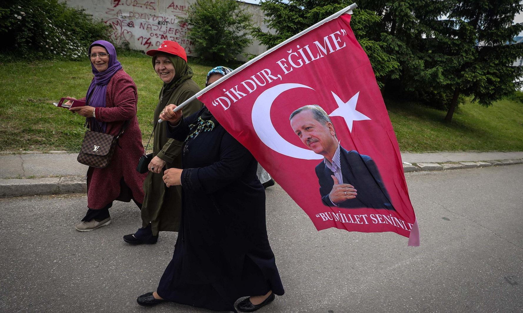 انصار الرئيس التركي رجب طيب اردوغان يصلون سراييفو