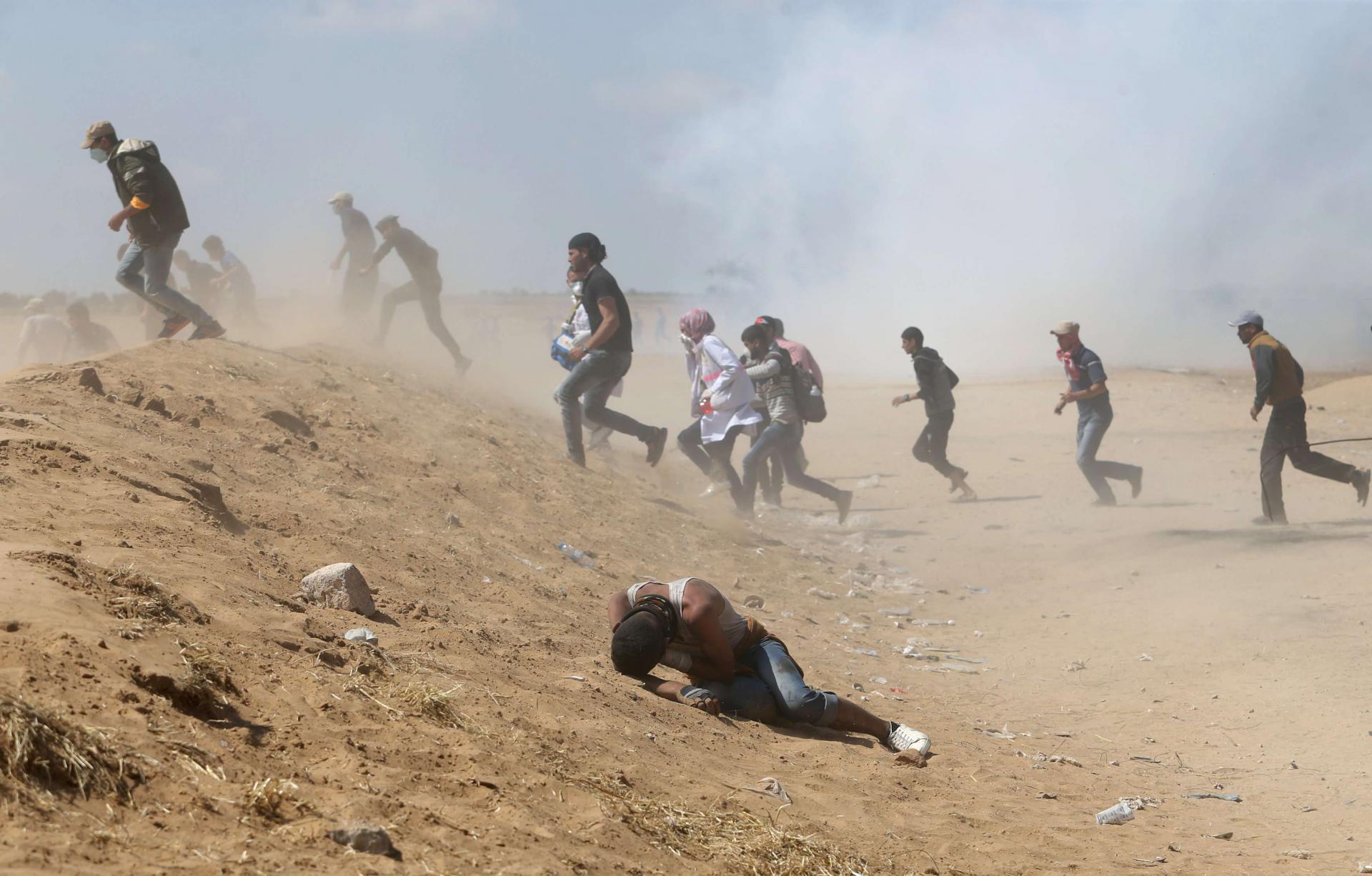 متظاهرون فلسطينيون عند الحدود بين غزة وإسرائيل