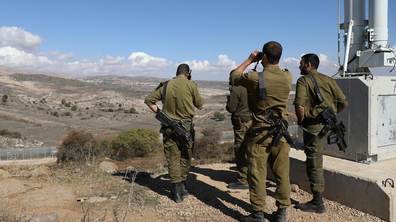جنود اسرائيليون يراقبون الوضع في الجولان المحتل