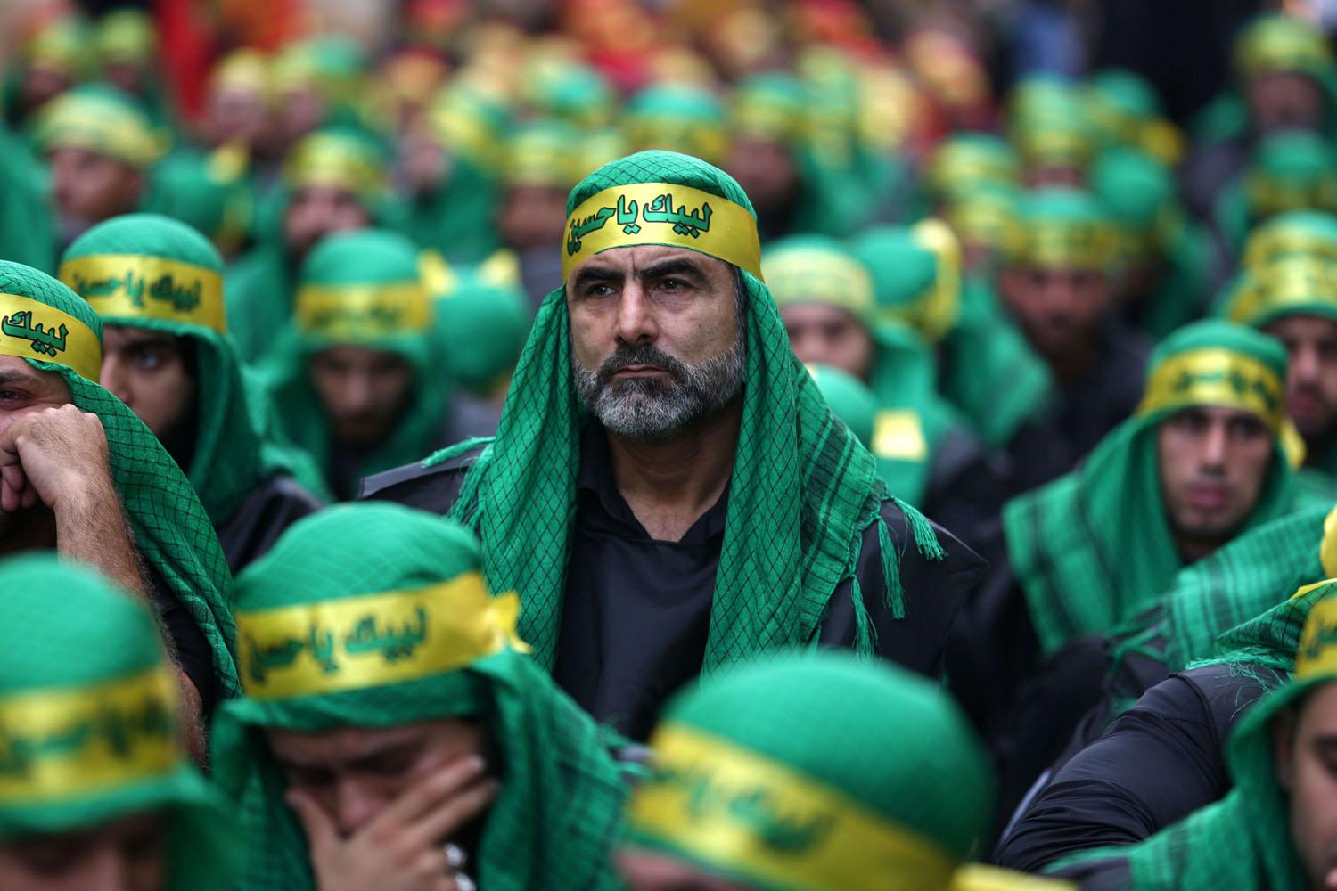 ناشط من حزب الله اثناء الاحتفال بعاشوراء في بيروت