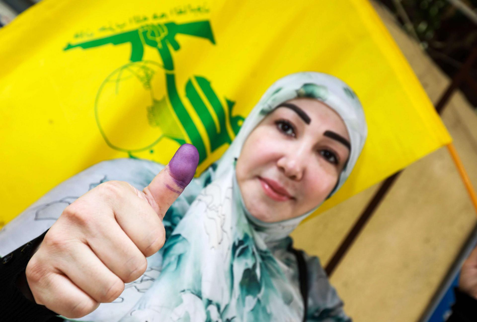 ناشطة من حزب الله بعد تصويتها في الانتخابات اللبنانية الأخيرة