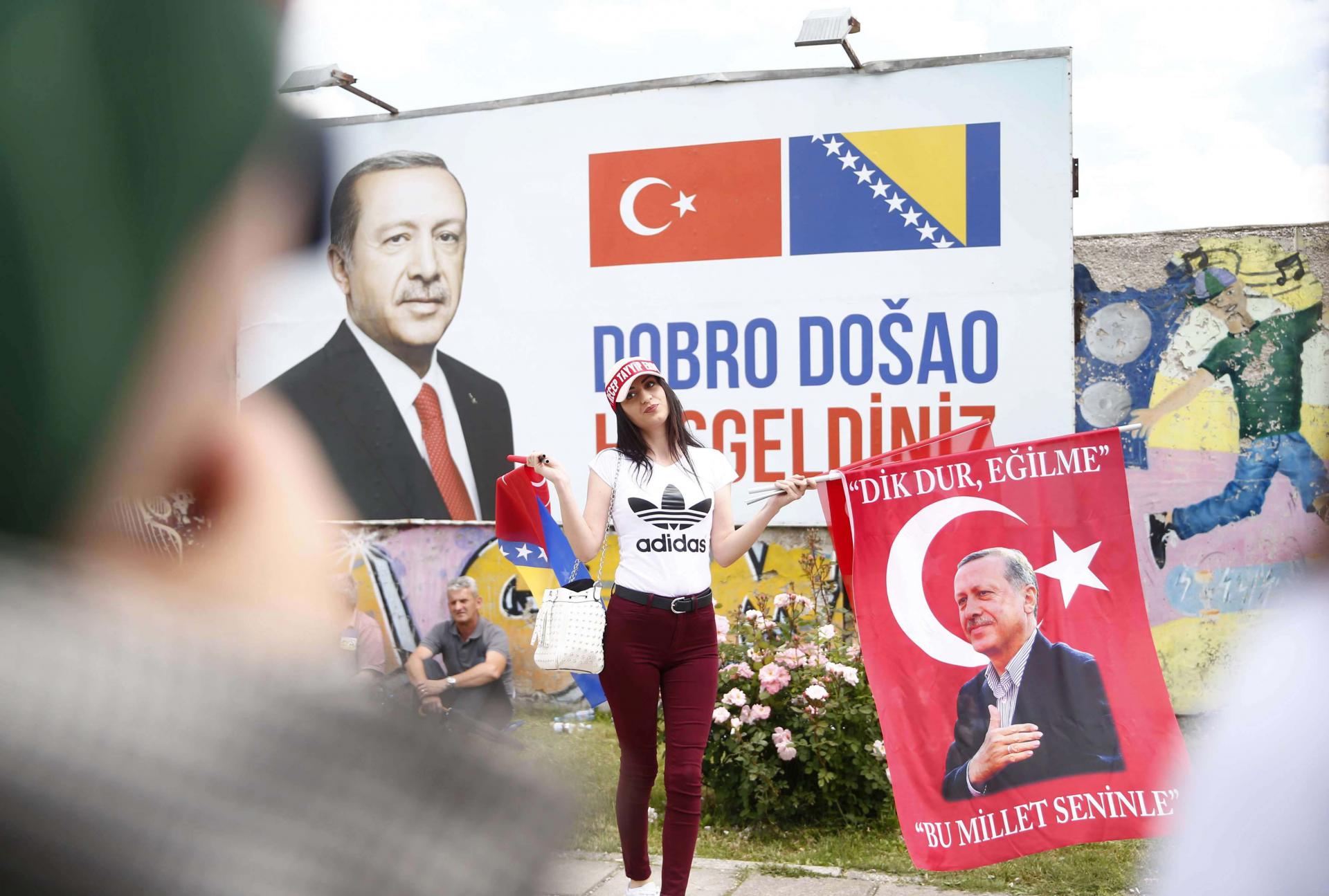 احتفال بعض المناصرين لأردوغان في البوسنة