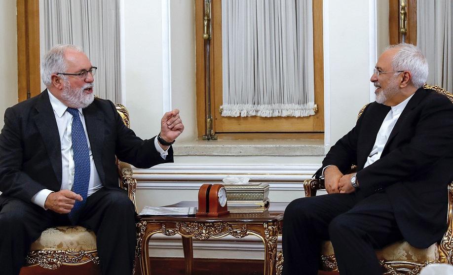وزير الخارجية الإيراني محمد جواد ظريف خلال لقائه بمفوض الاتحاد الأوروبي للطاقة ميجيل أرياس كانتي