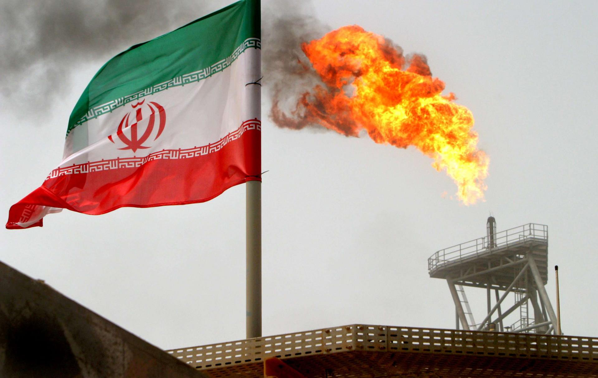 منشأة نفطية إيرانية تحرق الغاز بسبب عدم توفر التقنيات الغربية للاستفادة منه