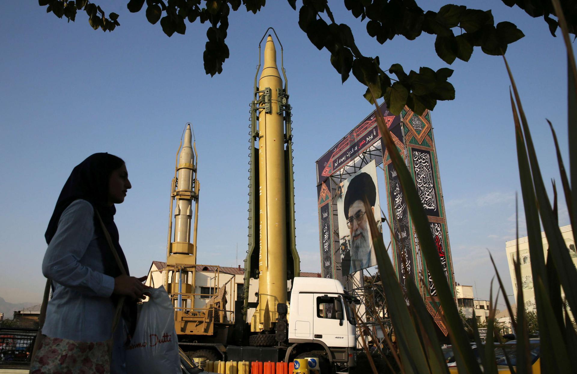 إيرانية تمر بجانب صواريخ بالستية وصورة لخامنئي في استعراض عسكري إيراني