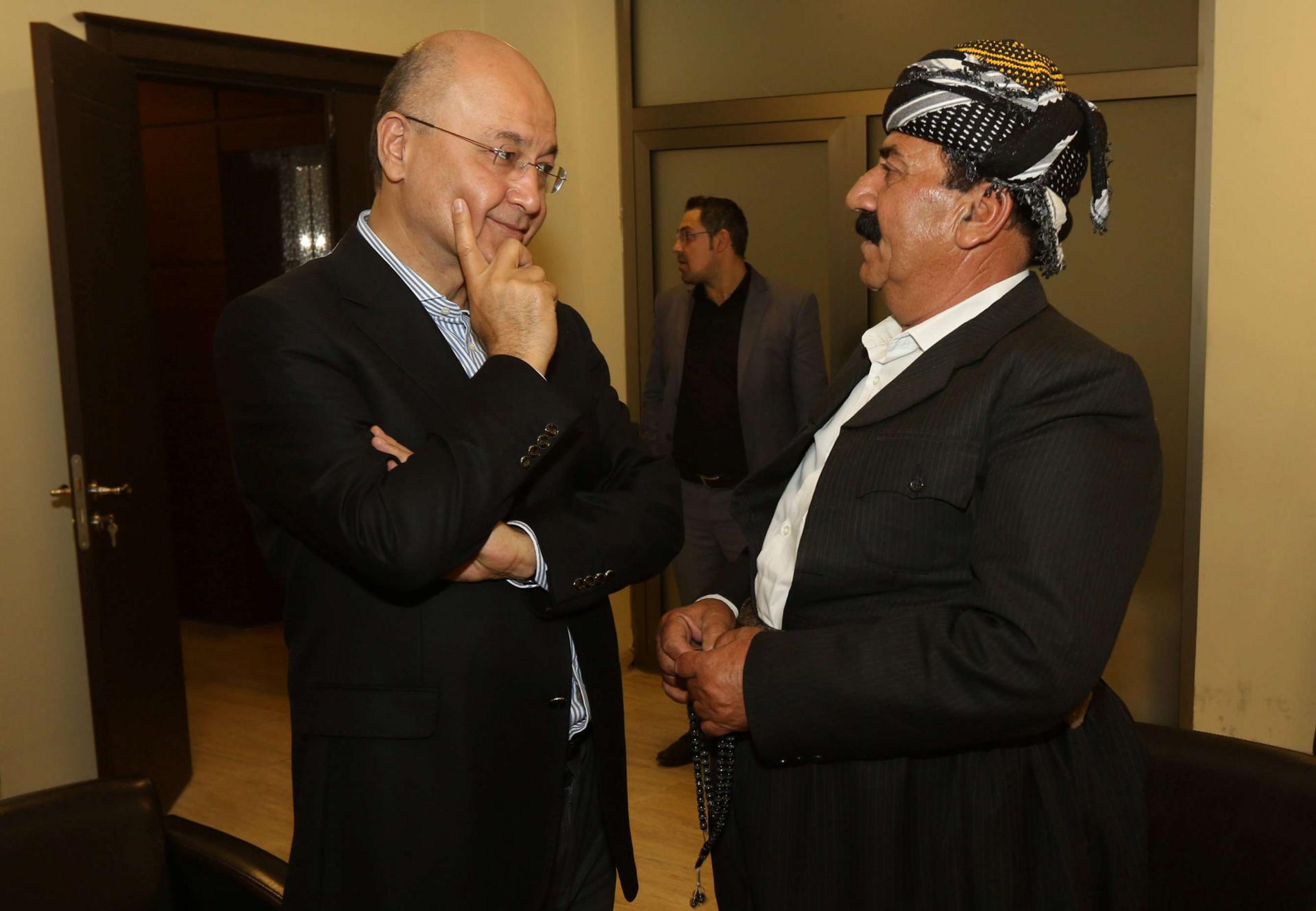 رئيس وزراء حكومة كردستان السابق برهم صالح في حوار مع أحد الزعماء الأكراد في السليمانية