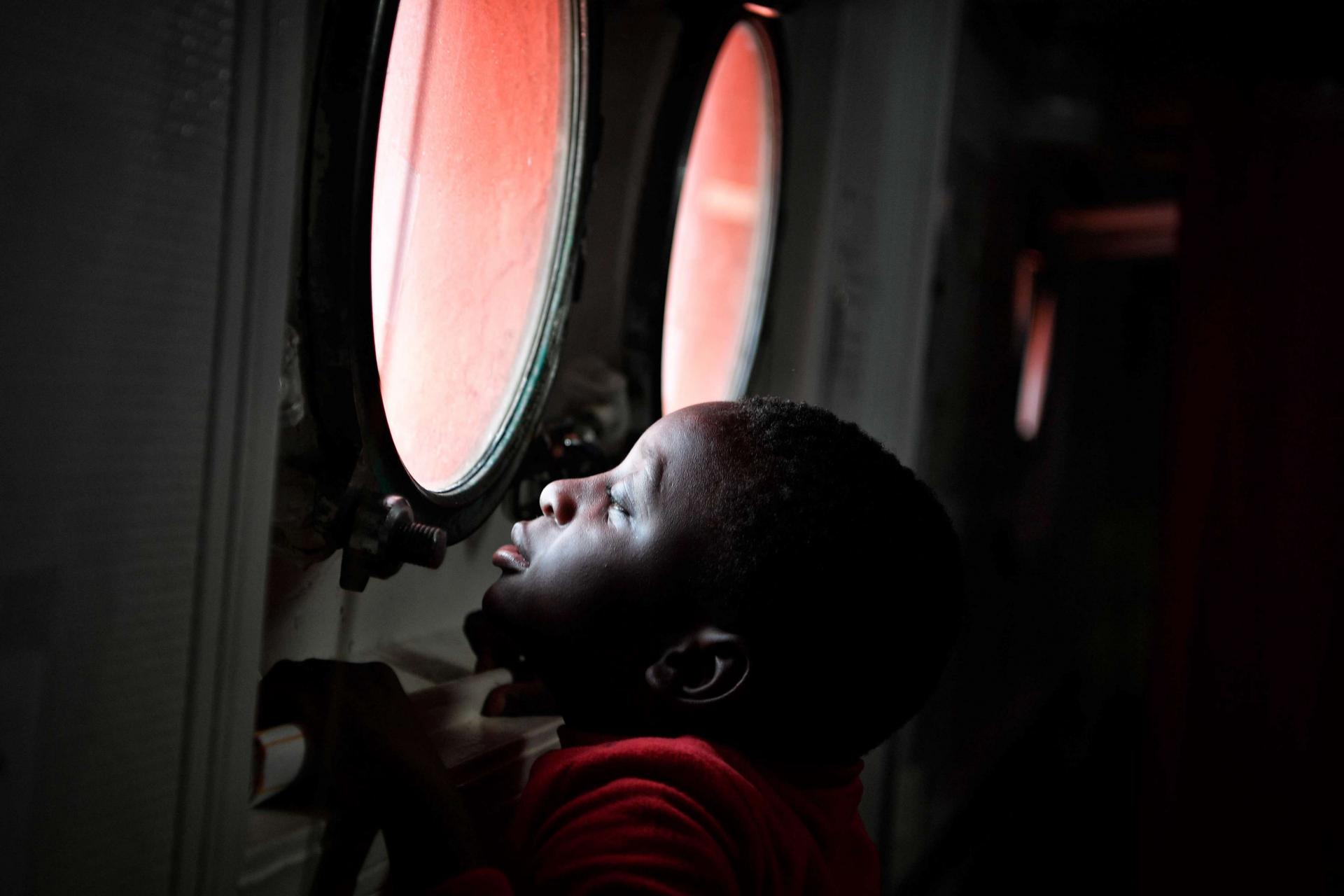 مهاجر افريقي في سفينة تنطلق من ليبيا