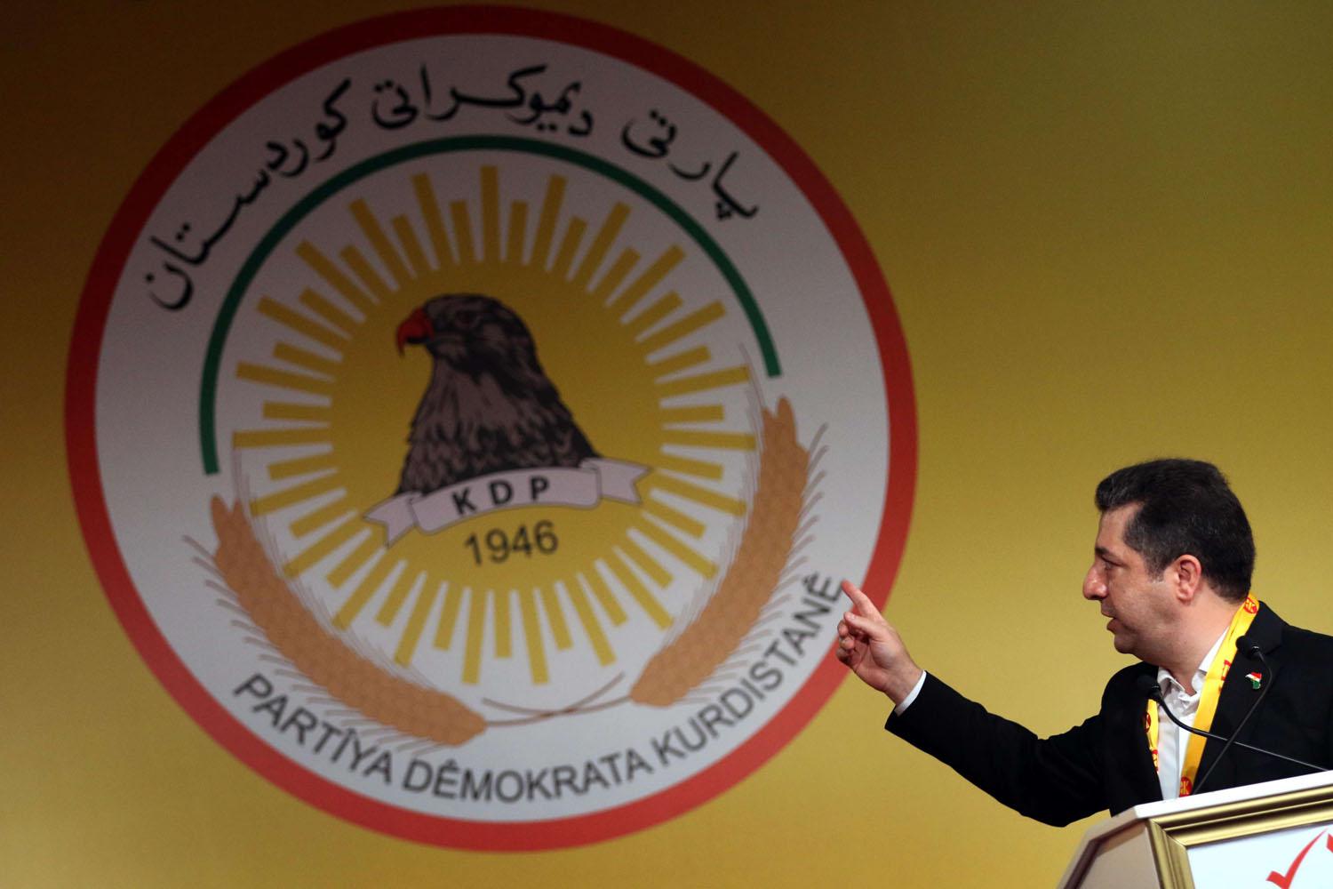 مسرور بارزاني القيادي الحزبي والأمني في اقيلم كردستان يتحدث إلى جمع من مناصري حزبه