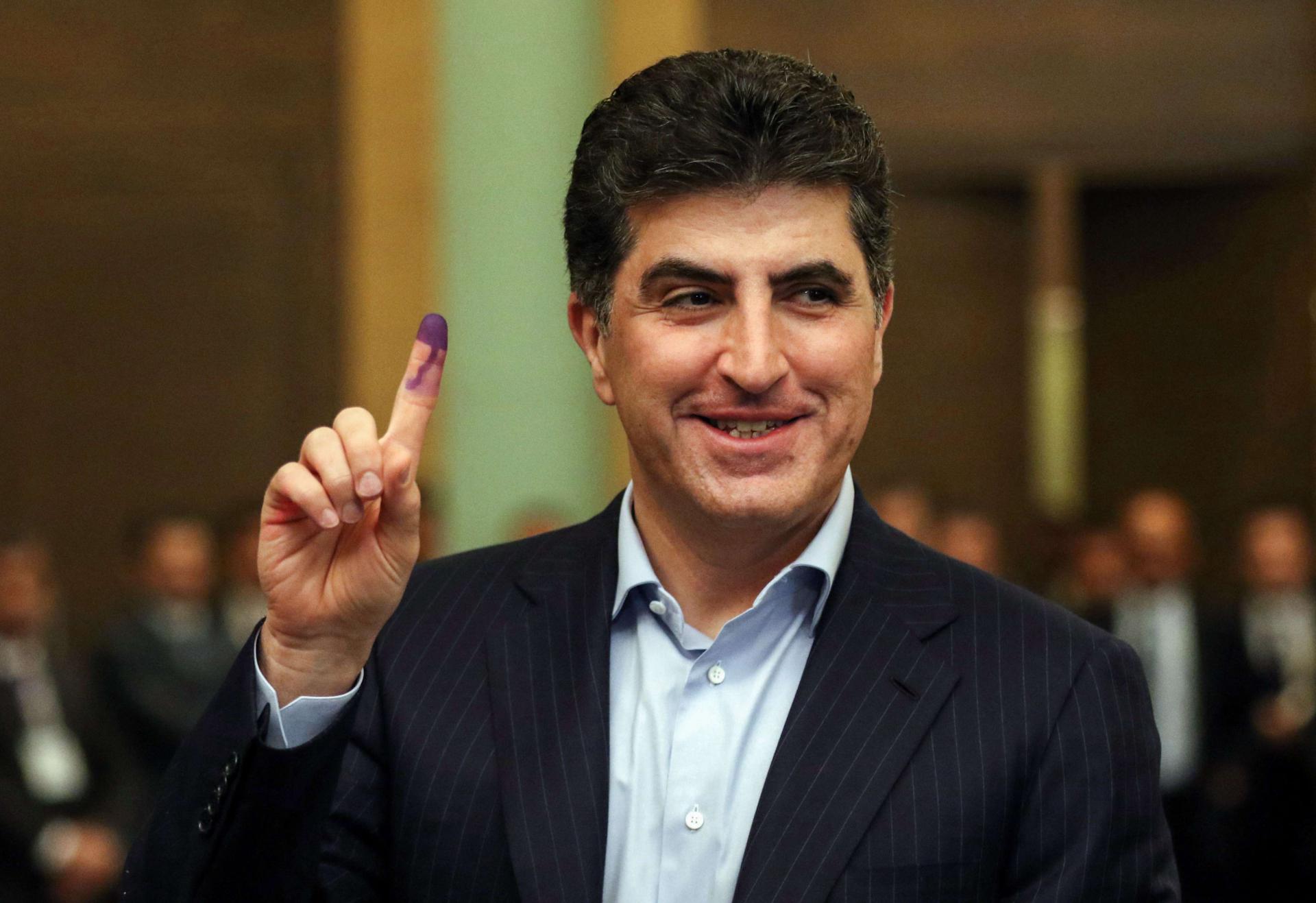 نیجیرفان بارزاني يرفع اصبعه بعد التصويت في الانتخابات العراقية