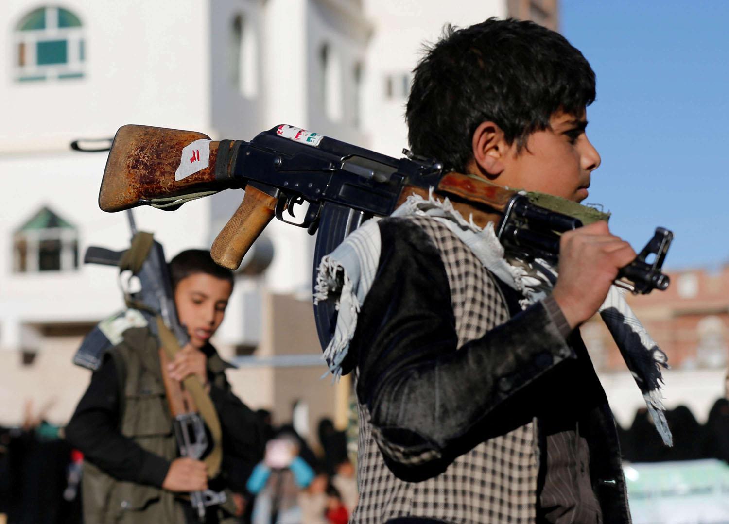 اطفال يمنيون يحملون السلاح في وسط العاصمة صنعاء