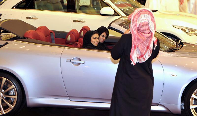 كيف ينظر الرجال في السعودية إلى قيادة النساء للسيارات!