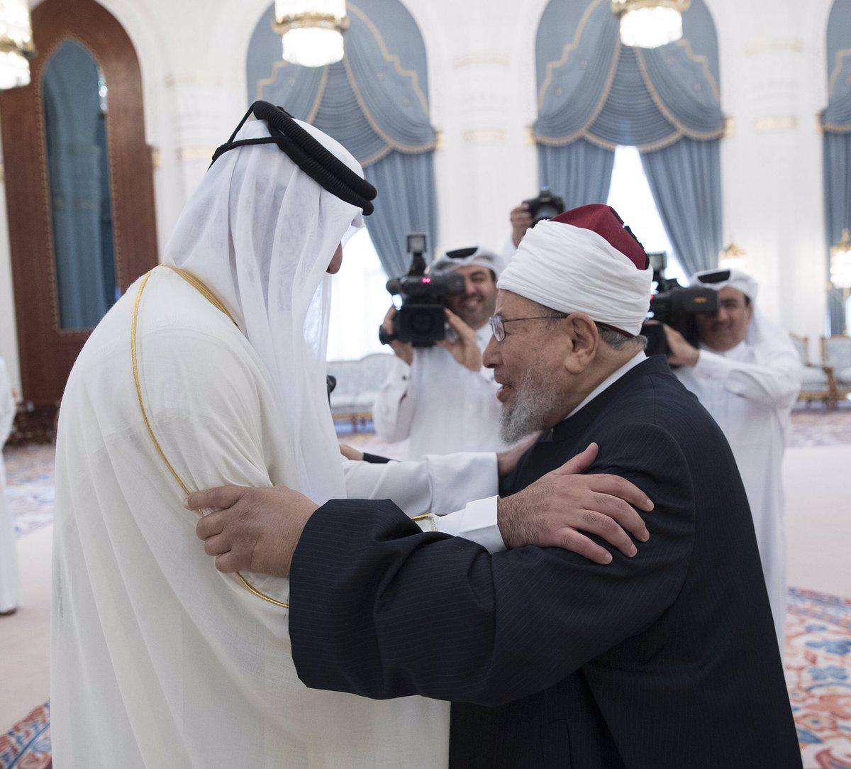 أمير قطر الشيخ تميم بن حمد ويوسف القرضاوي المرشد الروحي للاخوان