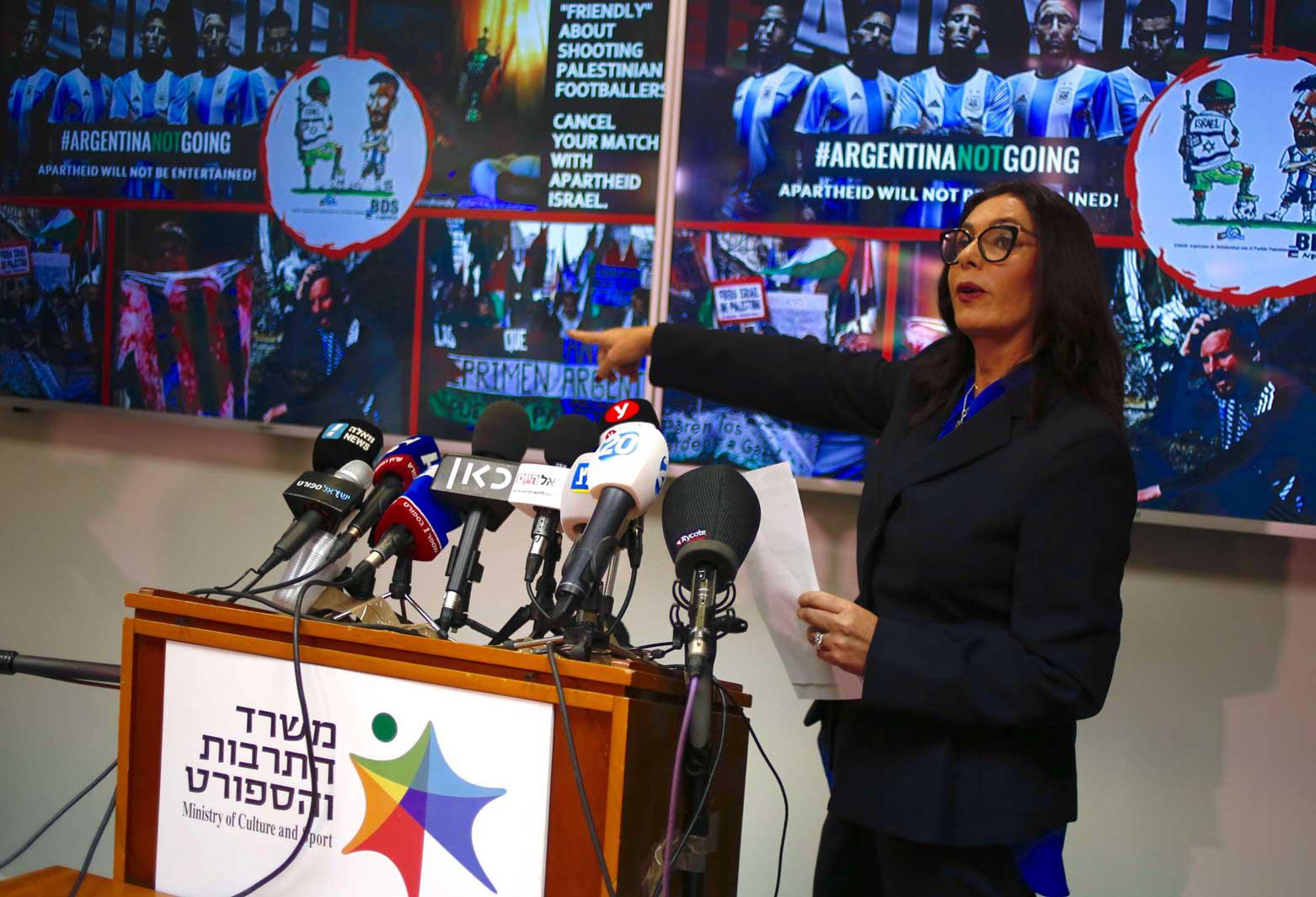 وزيرة الثقافة والرياضة الإسرائيلية ميري ريغيف تتحدث خلال مؤتمر صحفي  في تل أبيب بعد إلغاء اللقاء بين منتخب بلادها والأرجنتين