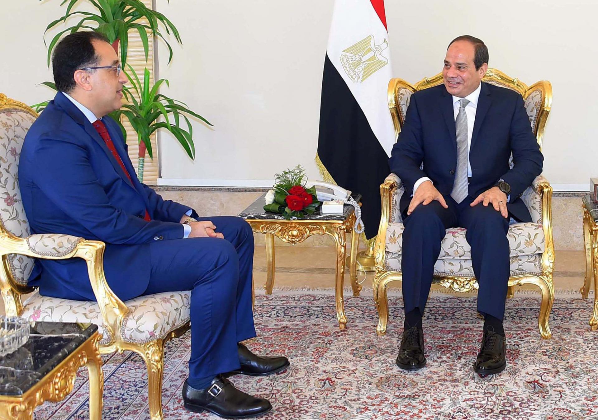 الرئيس المصري يتحدث مع رئيس الحكومة المكلف