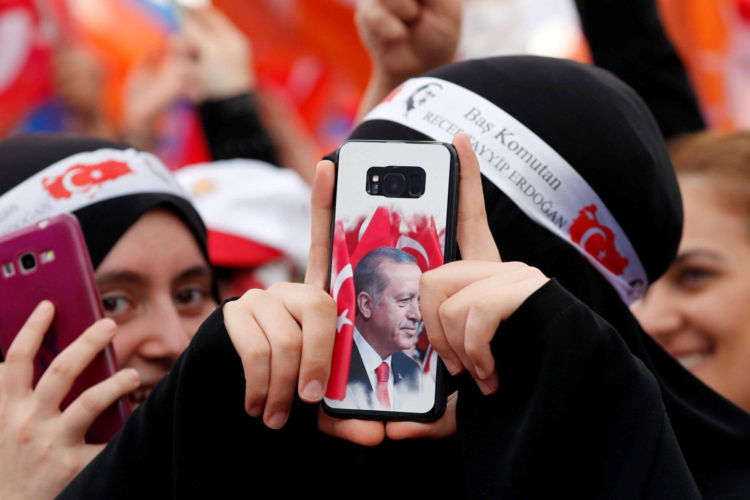 تركية تشارك في تظاهرة تأييد لأردوغان