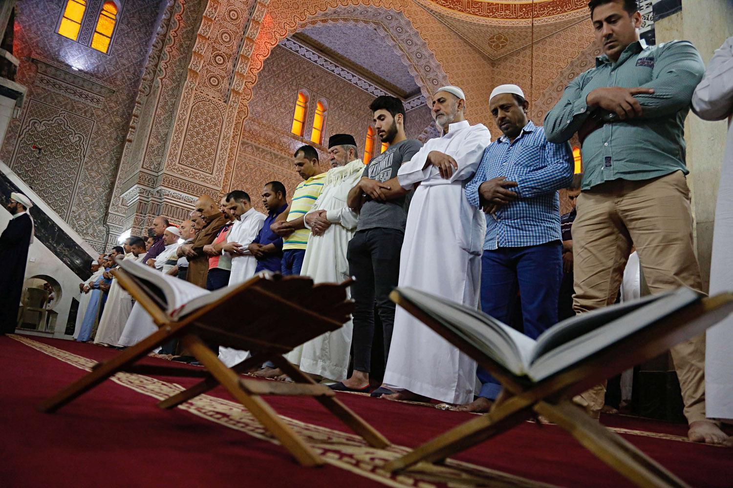 عراقيون يصلون صلاة العيد في مسجد في بغداد