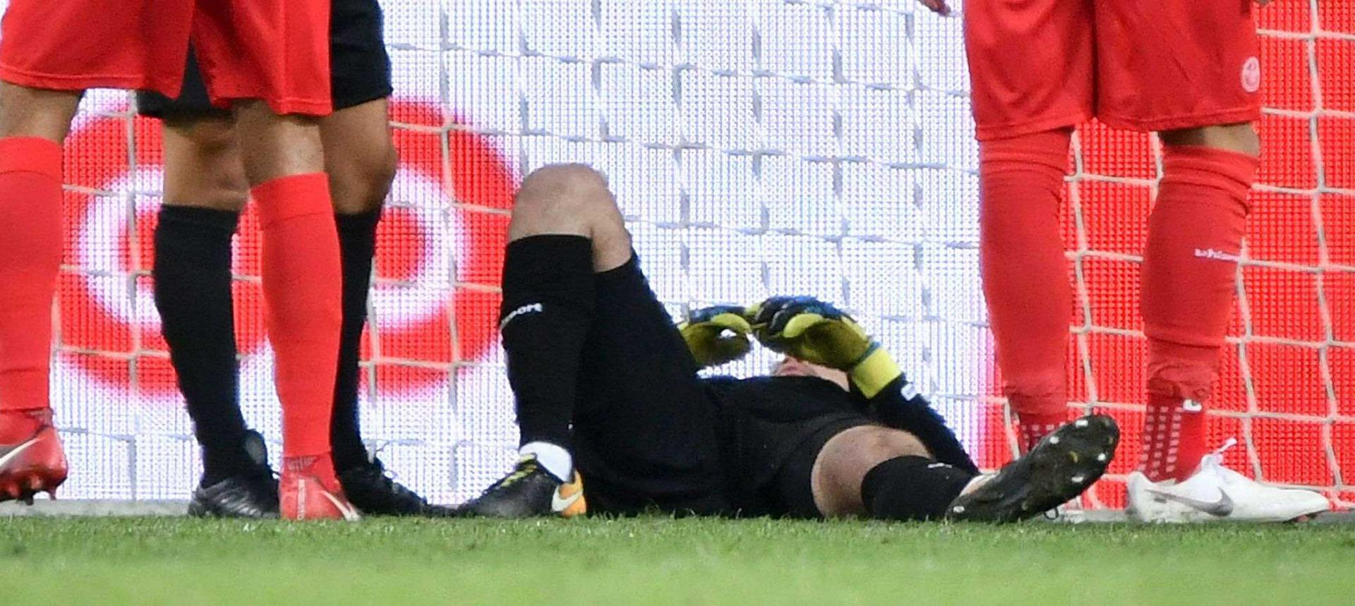 حارس المرمى معز حسن ملقى على الارض خلال المباراة الودية بين تونس وتركيا