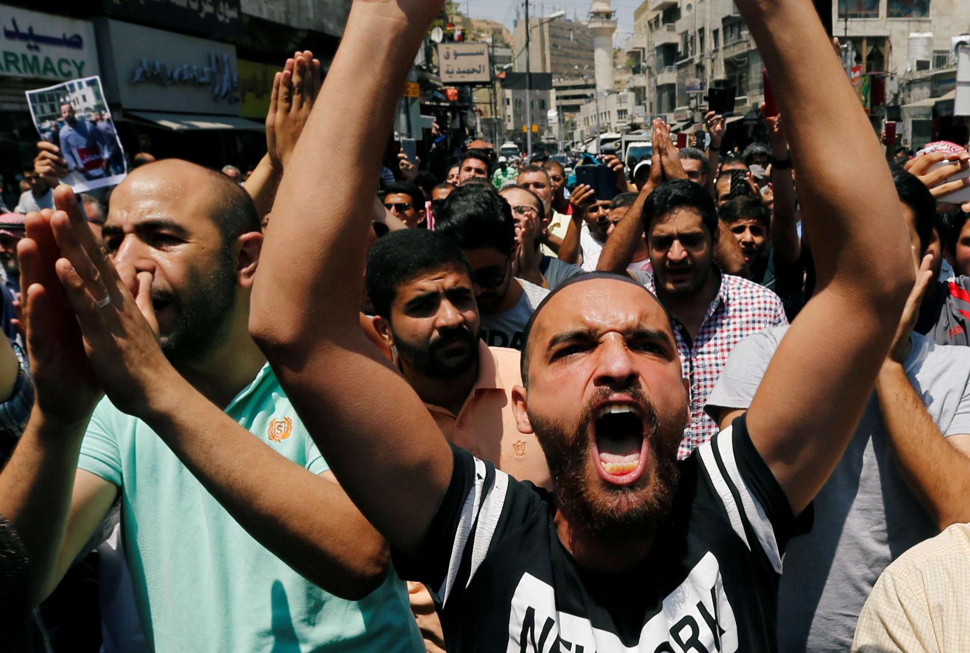 احتجاجات تعم المدن الأردنية بسبب زيادة الاسعار والضرائب