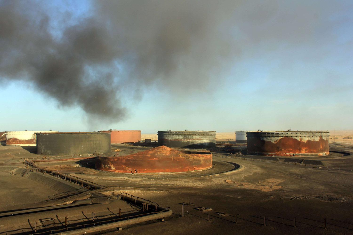 آثار حريق في خزانات الوقود في الهلال النفطي الليبي