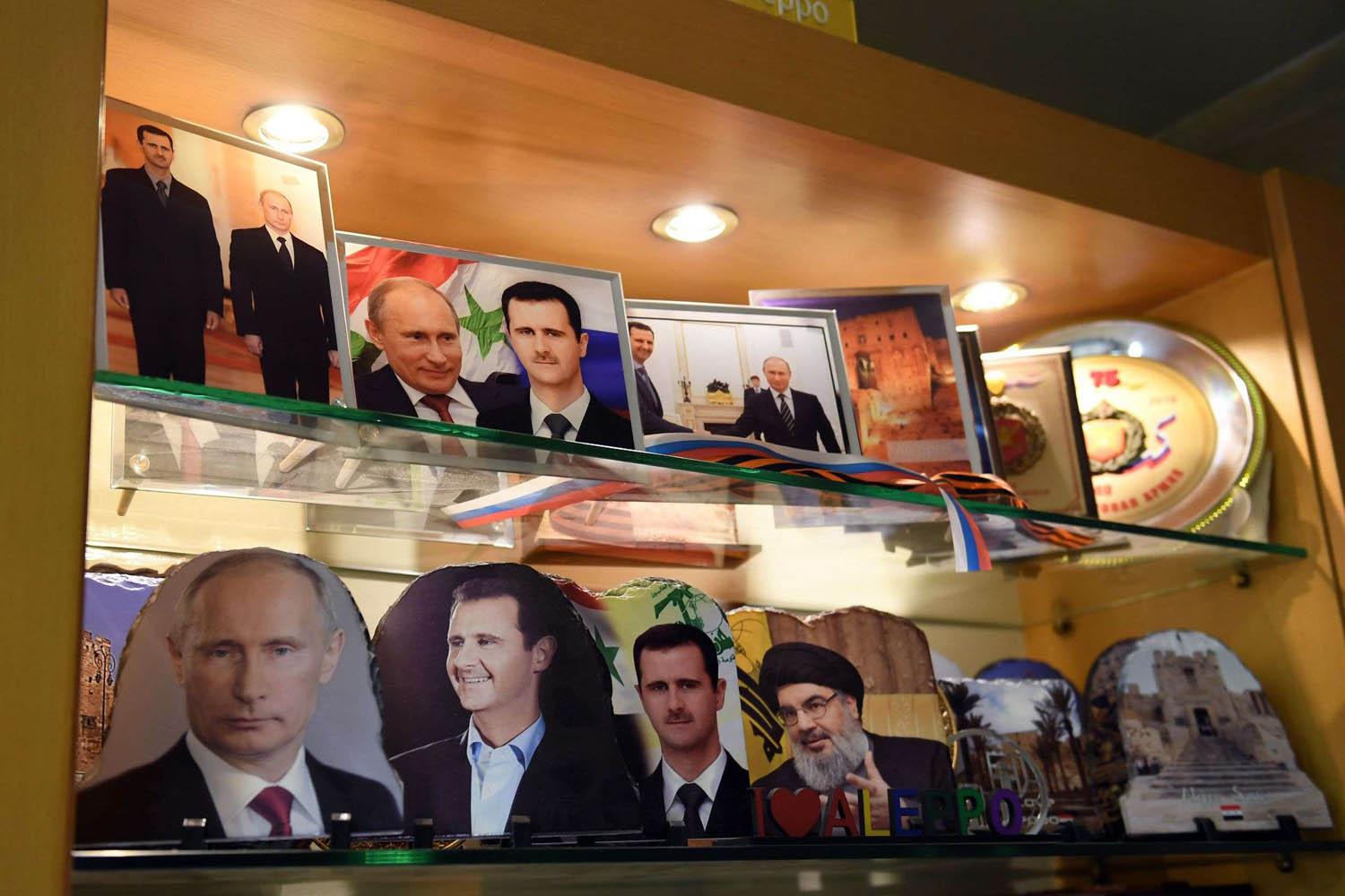 محل لبيع التذكاريات يعرض صورا لبوتين والأسد ونصرالله