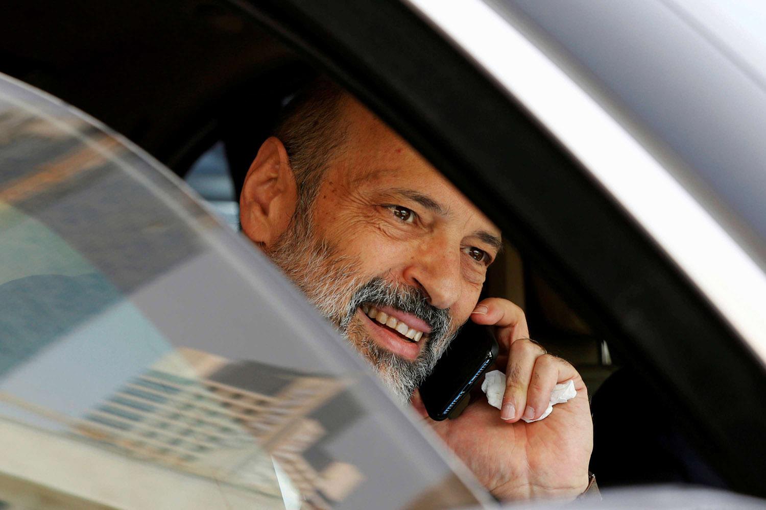 رئيس الوزراء الأردني عمر الرزاز يتحدث على الهاتف