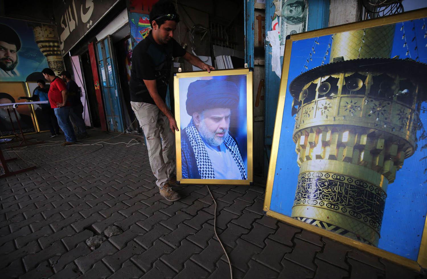 محل يبيع صورا للزعماء الشيعة في بغداد