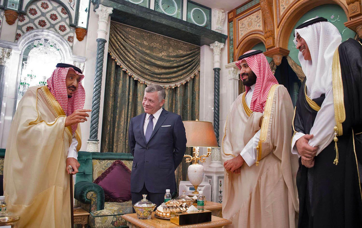 العاهل الأردني الملك عبدالله الثاني يتوسط العاهل السعودي الملك سلمان بن عبدالعزيز وولي العهد السعودي الأمير محمد بن سلمان