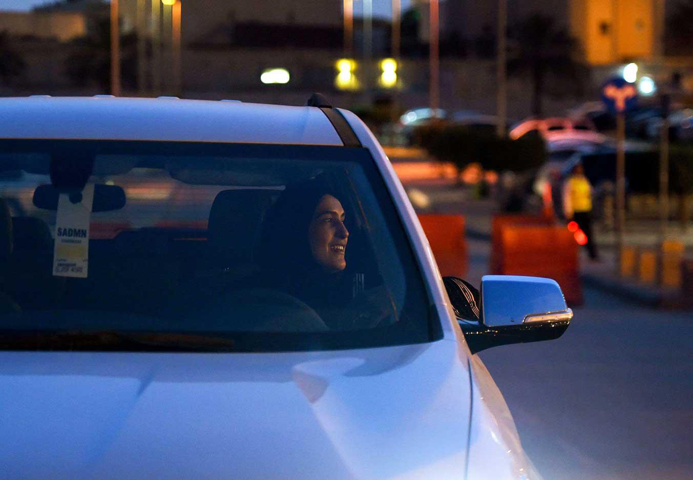 سعودية تقود سيارتها