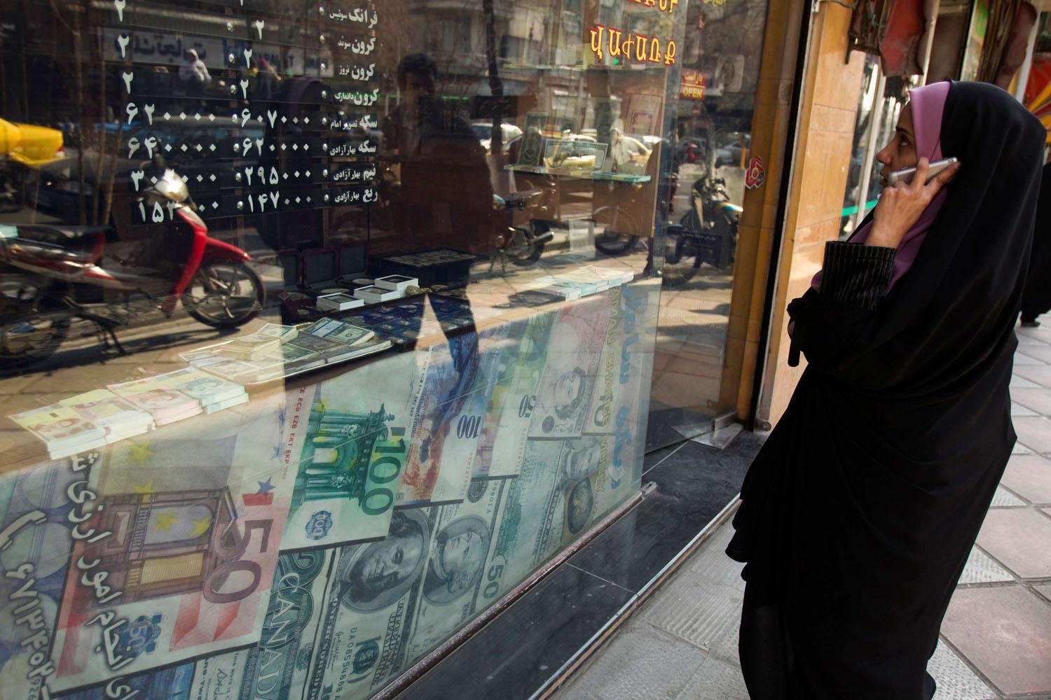 إيرانية في وسط سوق في طهران