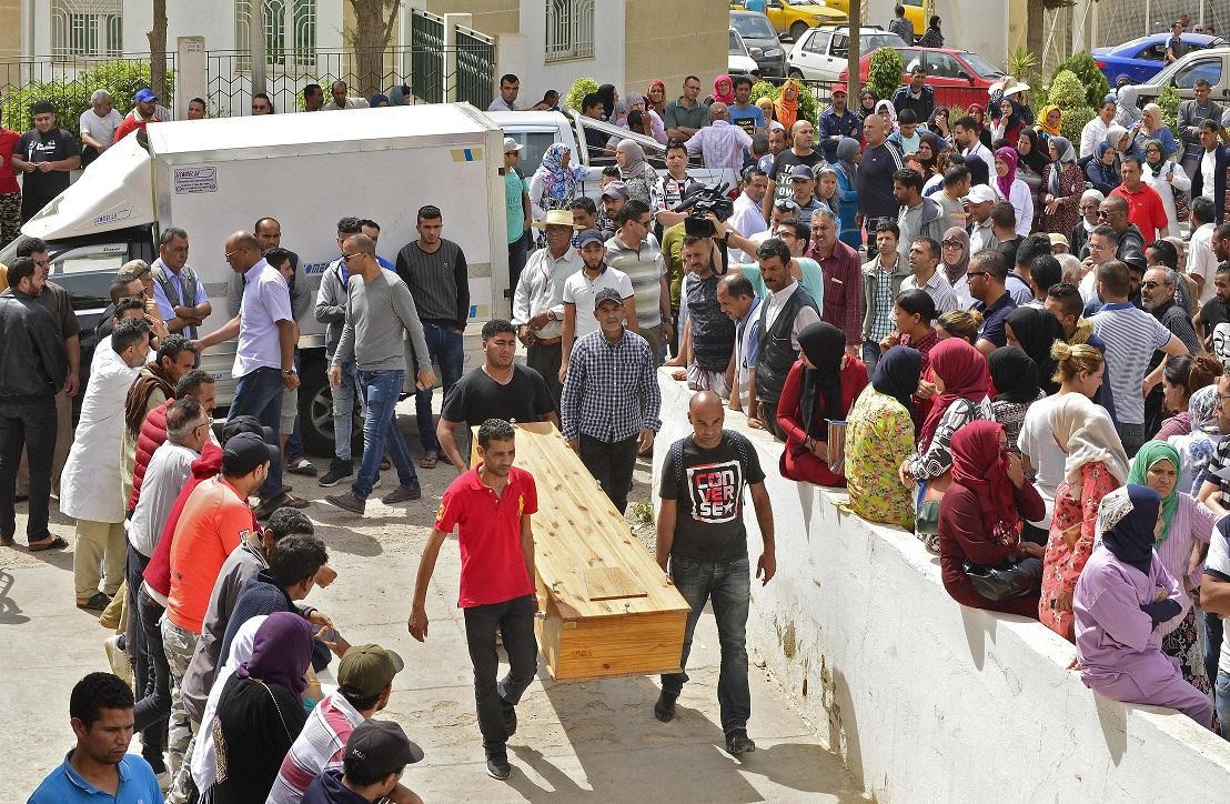 كارثة قرقنة هزت تونس وأطاحت بوزير الداخلية وعشر مسؤولين أمنيين
