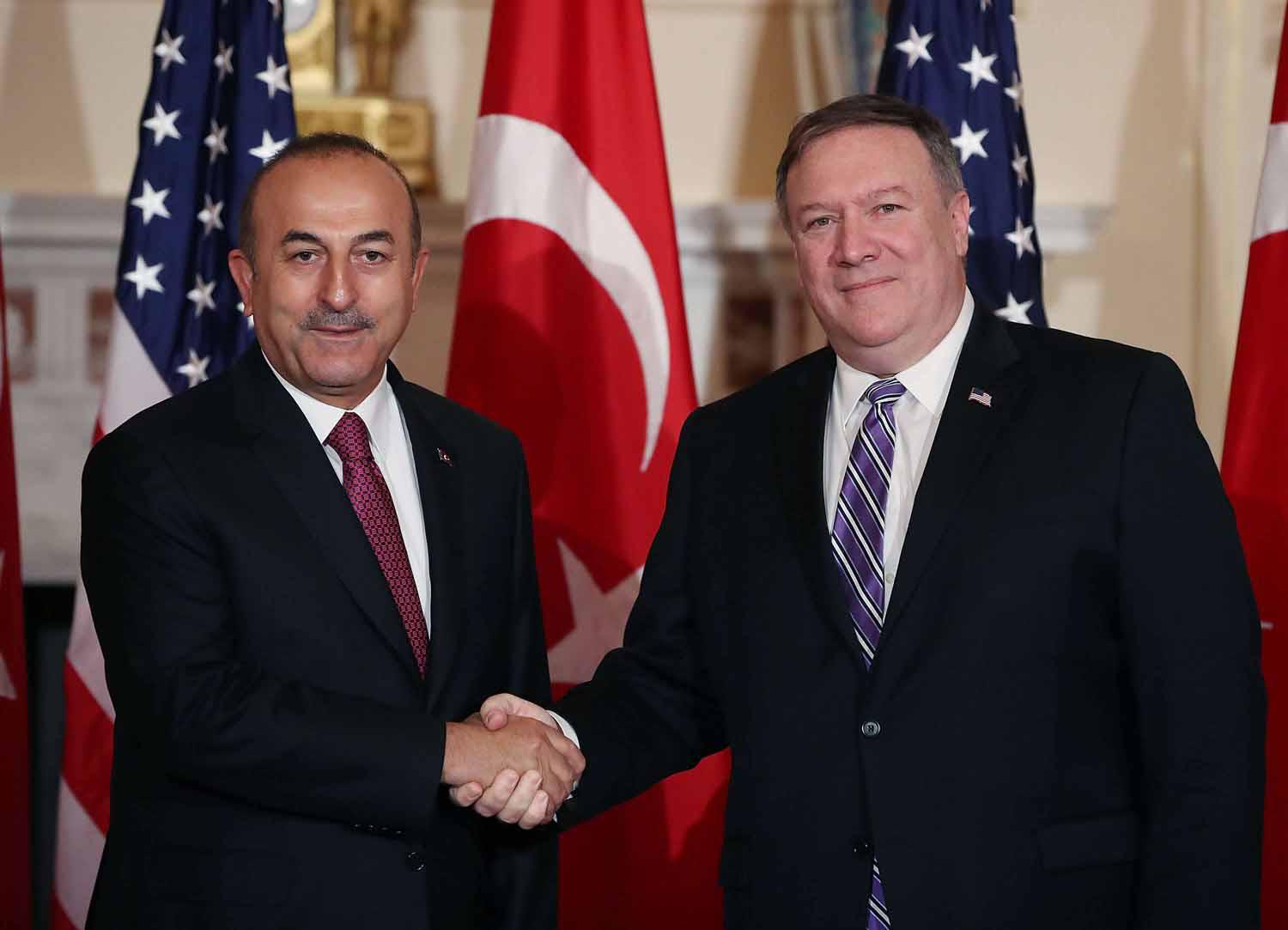 وزيرا الخارجية التركي مولود جاويش أوغلو والأميركي ومايك بومبيو في لقاء في واشنطن