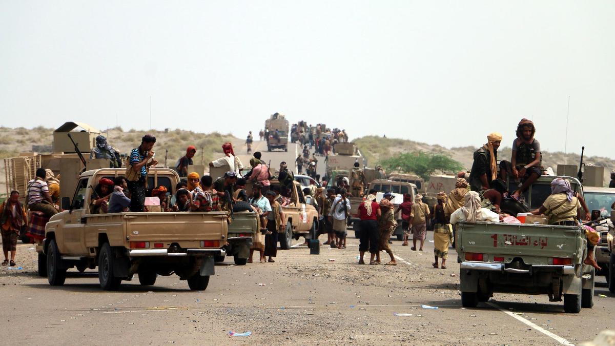 القوات اليمنية مسنودة من التحالف تحشد لتحرير ميناء الحديدة