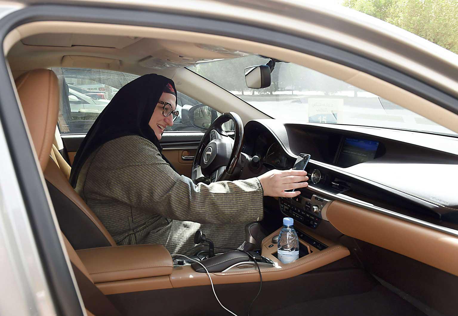 ريم الفرات السعودية الجنسية هي موظفة في شركة "كريم"  تستعد لتلبية طلب زابون باستخدام سيارتها في العاصمة السعودية الرياض