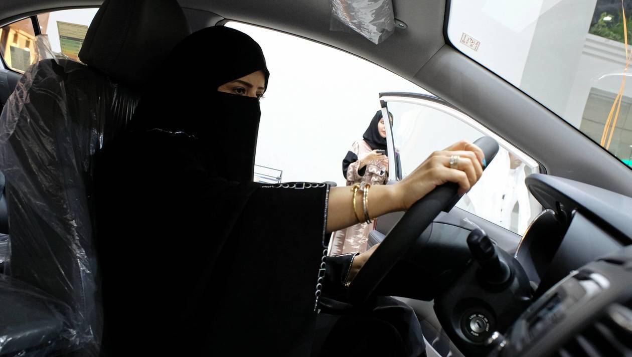 السعوديات يقدن السيارات