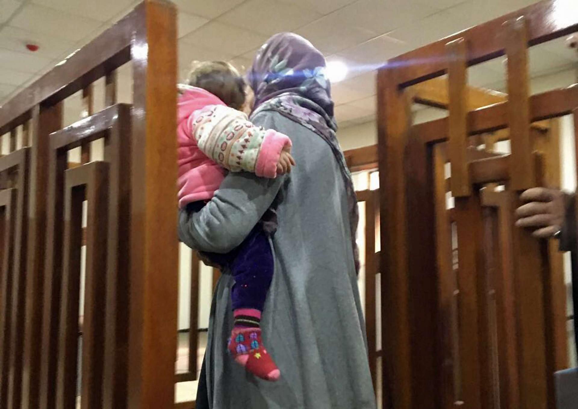 جهادية وطفلها داخل محكمة بالعراق