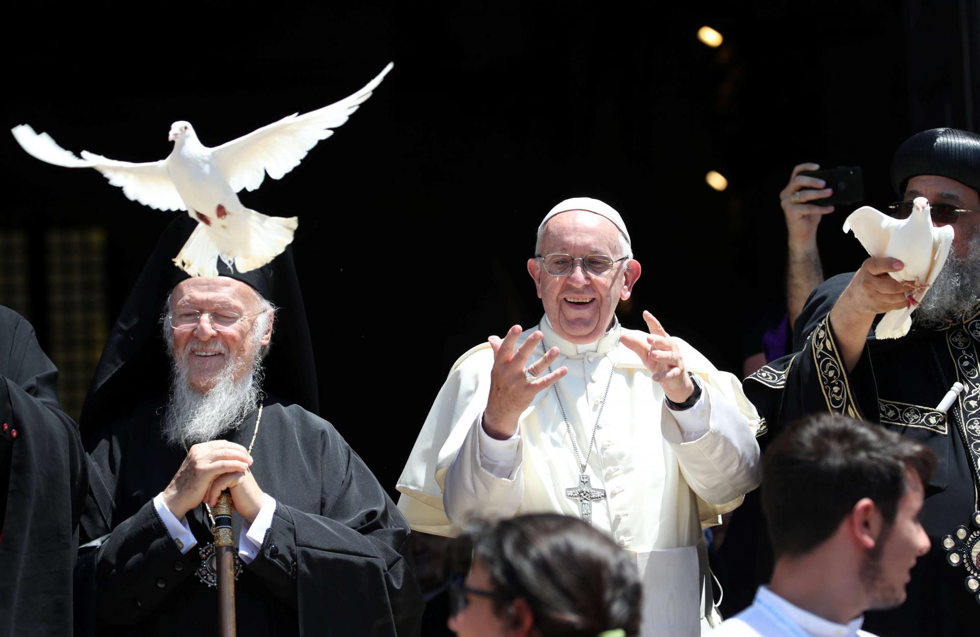 البابا فرنسيس يكثف المشاورات لحماية المسيحيين