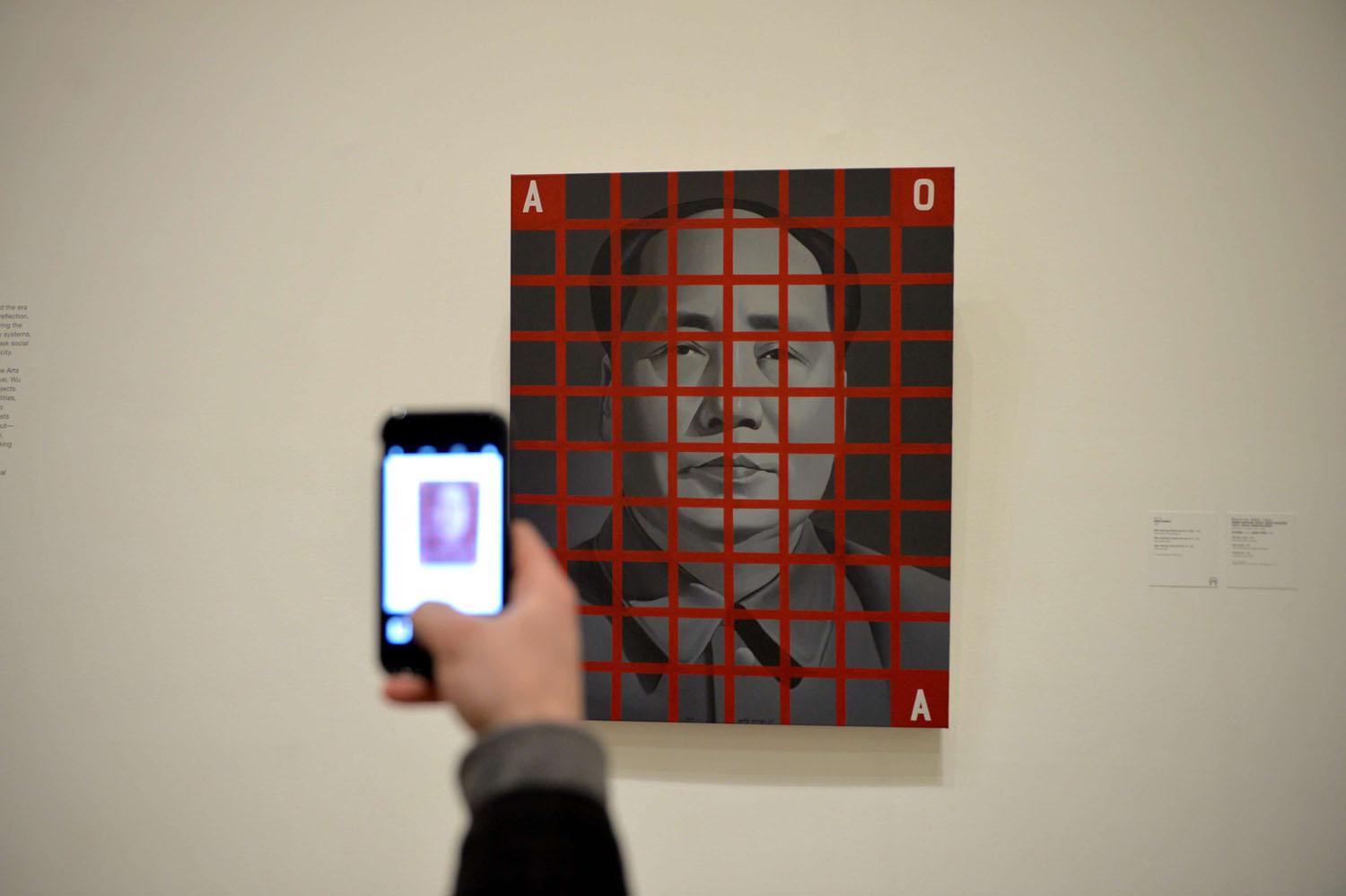 زائر يلتقط صورة لعمل تشكيلي عن ماو يعرض في غوغنهايم اسبانيا