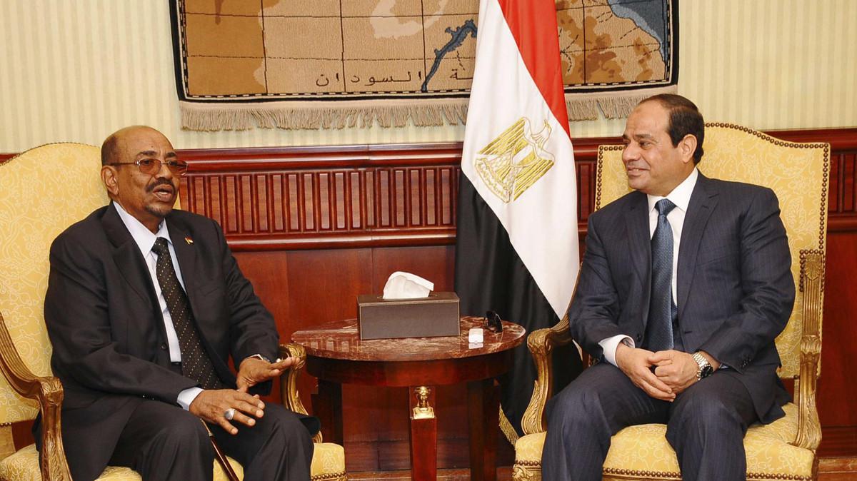 الرئيس المصري عبدالفتاح السيسي في لقاء سابق مع نظيره السوداني عمر البشير