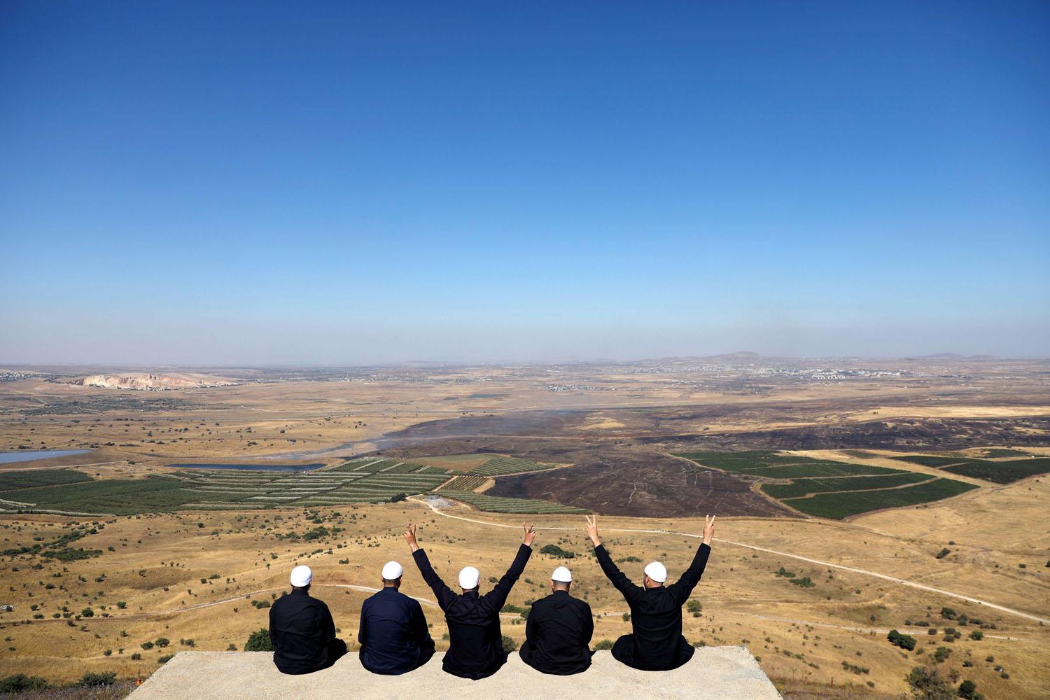 دروز إسرائيليون ينظرون إلى أفق منطقة الجولان