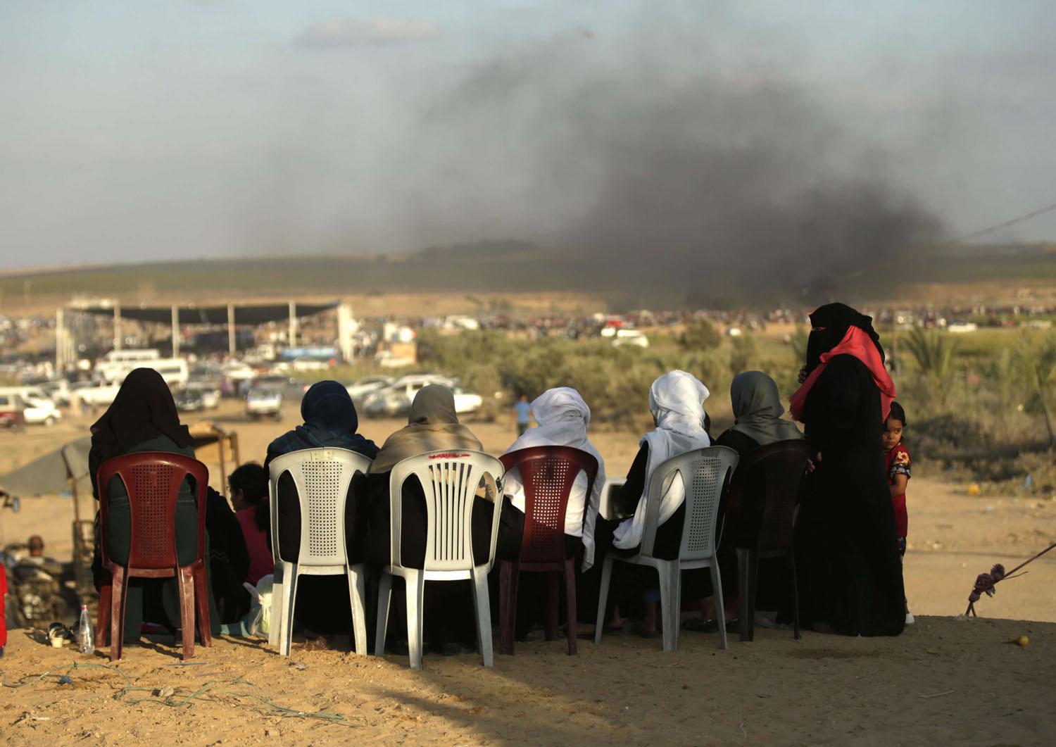 نساء فلسطينيات على الحدود بين غزة وإسرائيل