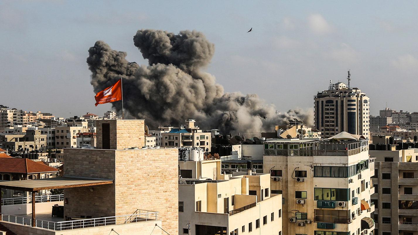 دخان يتصاعد من وسط غزة على اثر غارات اسرائيلية عنيفة