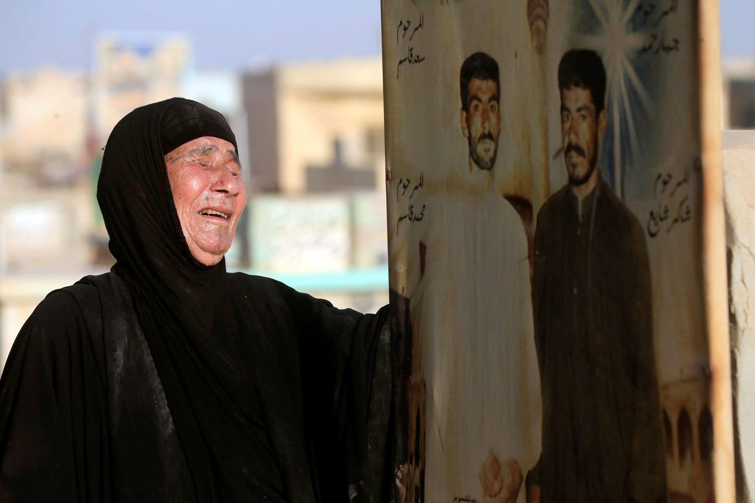 عراقية تبكي ولديها الذين قتلا في الصراع الطائفي في العراق